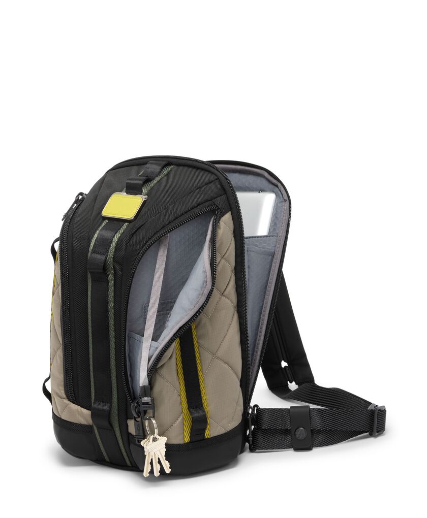 ALPHA BRAVO Knight 肩背包  hi-res | TUMI