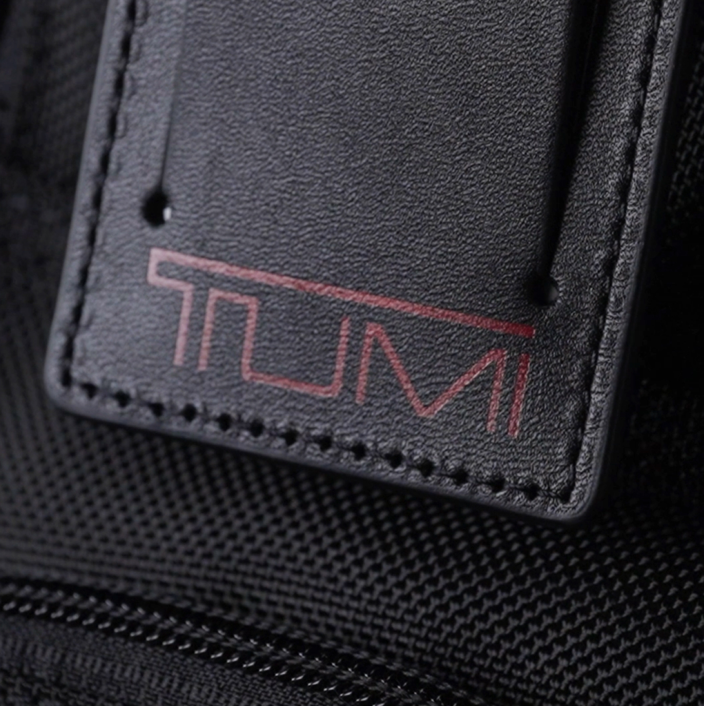 展示 TUMI 對每個細節精益求精的圖像