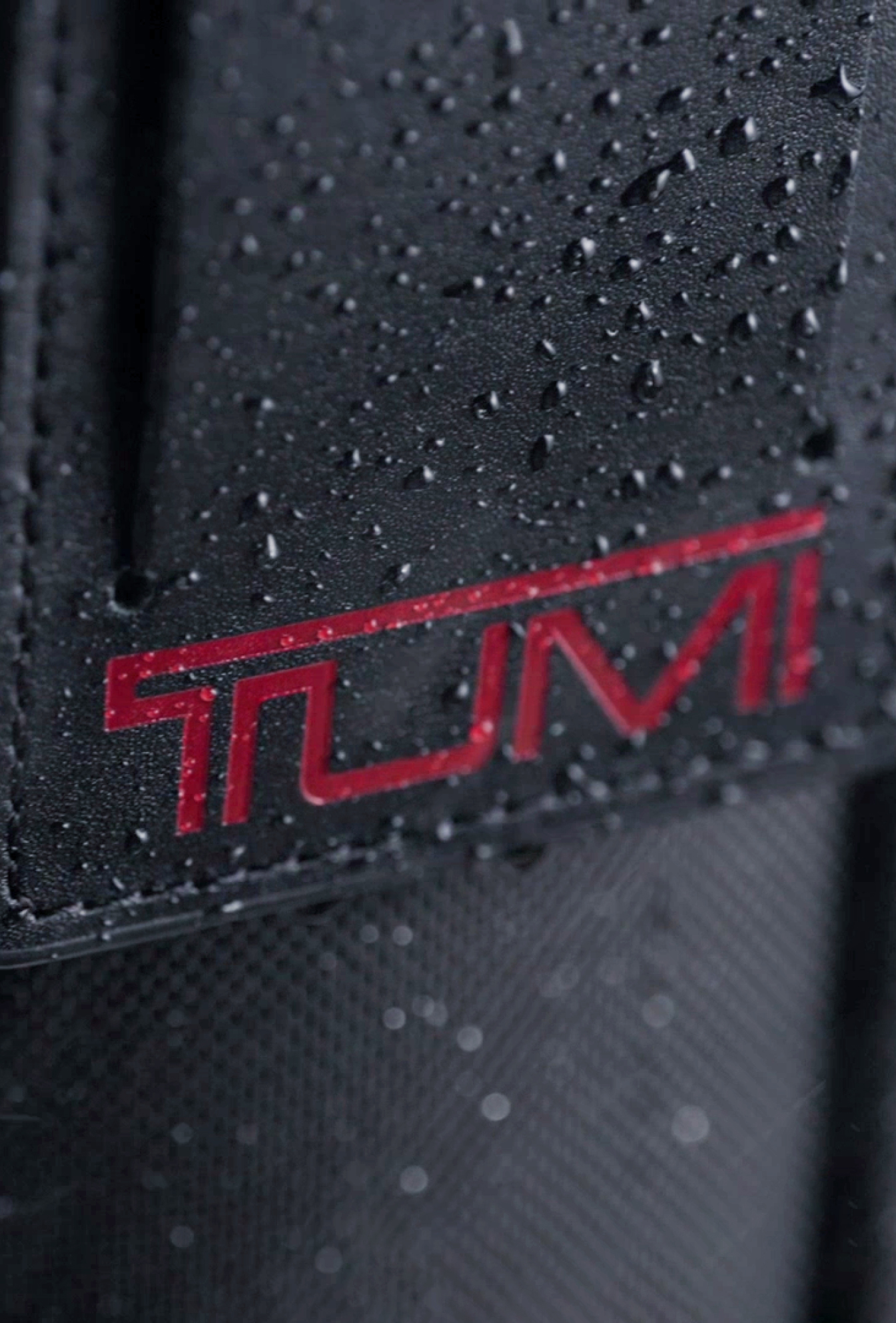展示 TUMI 產品在最終製成前進行的多項測試，包括翻滾測試、手柄拉斷測試等