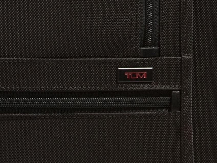 TUMI 隨身服飾袋與彈道尼龍設計