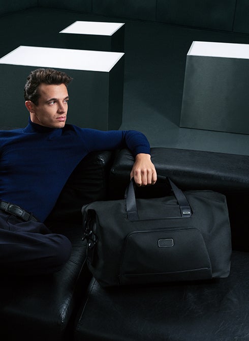 TUMI_SS26_Alpha_WDX_Celeb3_DblExpDﬄ_Navy_RGB_72DPI